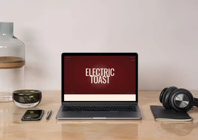 Electric Toast – Weblap, 2026