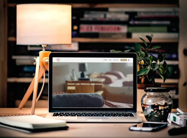 Idevár-Lak Apartman – Weblap, 2024